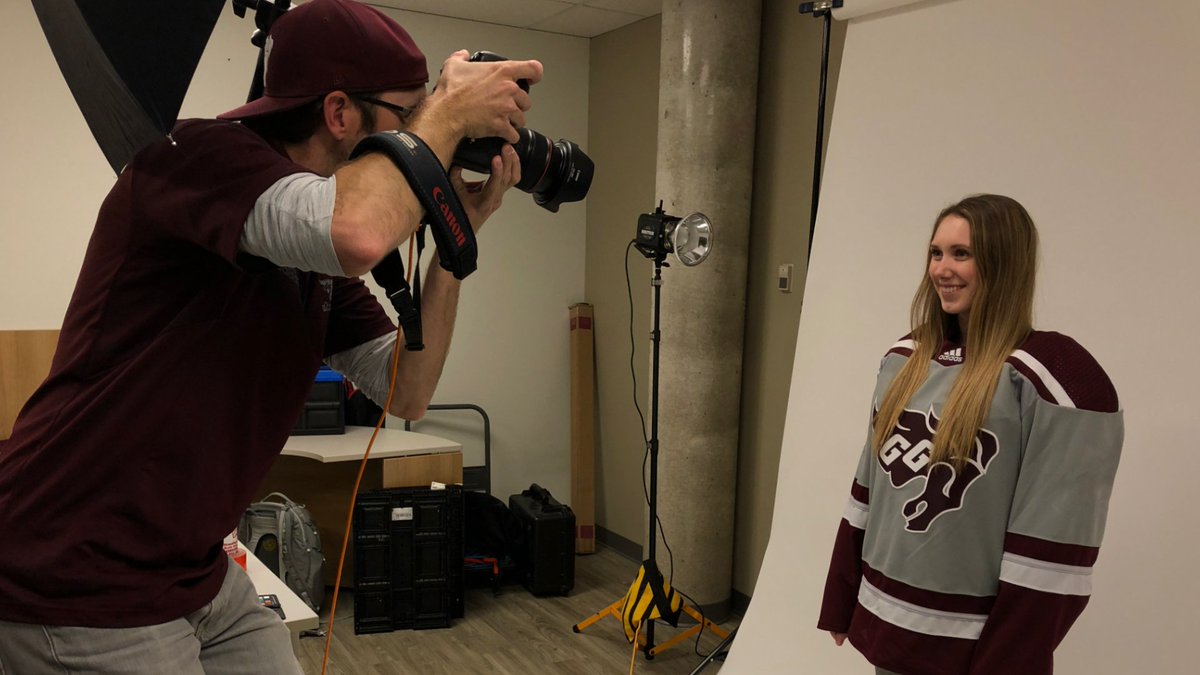 GeeGeesWHOC's tweet photo. "Say Gee-Gees!" 🐴 Behind the scenes of our team photos 📷
"Dit Gee-Gees!" 🐴 Dans les coulisses des photos de l'équipe 📷  #hockeyheadshots #GGNation @Ottawa_Greg https://t.co/NiNSOXcaJx