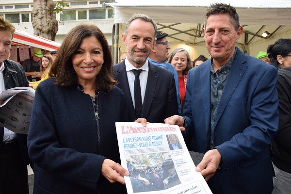 GelisSgelis's tweet photo. #AnneHidalgo maire de Paris découvre le supplément hebdomadaire @AveyronnaisL sur le marché de pays des Aveyronnais à Bercy https://t.co/BZvtnFxJ1t