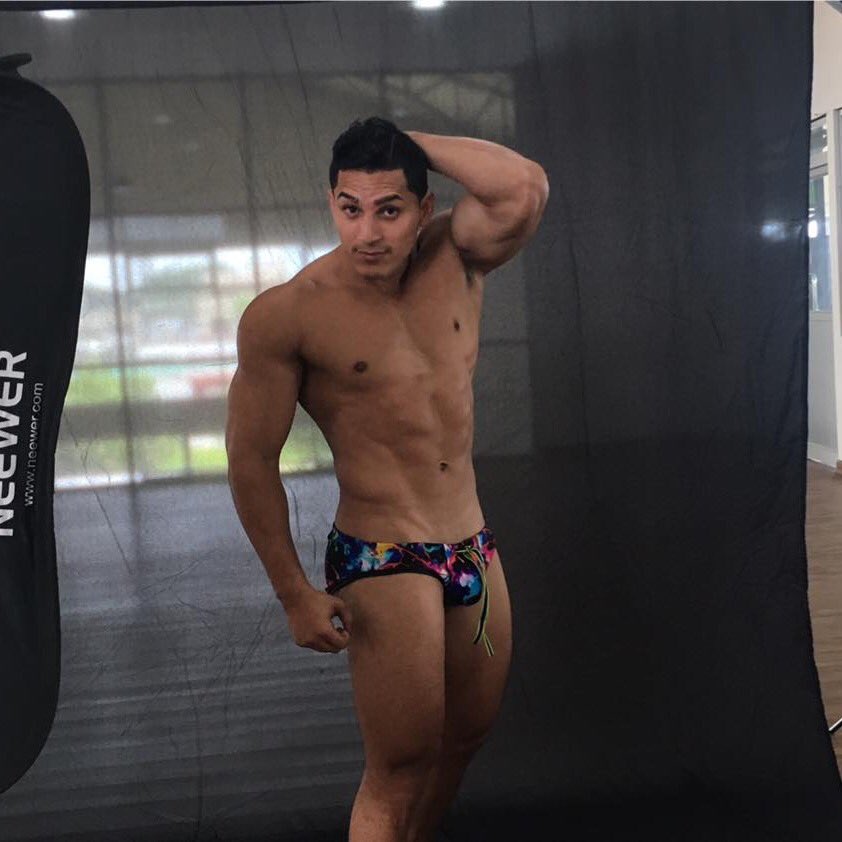 Peter52831's tweet photo. Buen macho en su época quien no se comió a este modelo ? Ahora vacila con el cónsul de Israel se cree otro nivel social 😈🙈 https://t.co/9lEgZLGhC9
