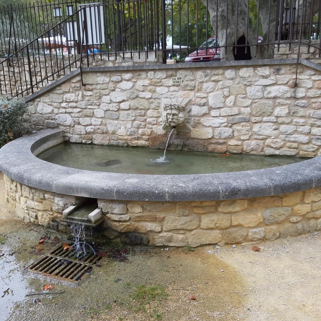 Carnet1curieuse's tweet photo. Fontaine de l'Office de Tourisme de Pernes les Fontaines
#perneslesfontaines #provence #provencealpescotedazur #paca #tourisme #instatourisme #destinationvacances #photography #voyage #travel #fierdusud #sud #vaucluse #france #provenceguide #blogvoyage #travel #photography https://t.co/bjIbr4lVZa