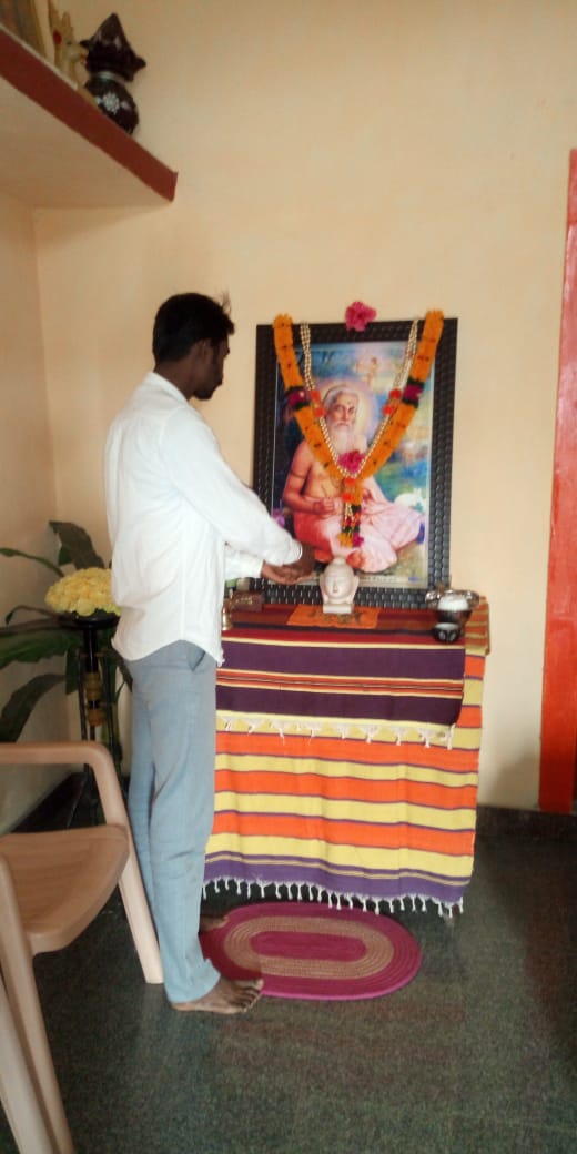 AnjiNayak3's tweet photo. 🌷ಓಂ ನಮೋ ವಾಲ್ಮೀಕಿ🌷

ಶ್ರೇಷ್ಠ ಕನಿಷ್ಠ, ಸತ್ಯ ಅಸತ್ಯ, ಬೆಳಕು ಕತ್ತಲ, ರಾಜ ರಂಕ, ನಾನು ನೀನು, ಇವುಗಳ ಹಂಗ ಇಲ್ಲದವನಿಗೆ ಆತ್ಮ ವಿಮೋಚನೆ ಎಂದ ನೋಡಾ ನಮ್ಮ ವಾಲ್ಮೀಕಿ ��ೇವಾ. 
.. .. . ಡಾ. ಅರ್ಜುನ ಪಂಗಣ್ಣವರ. 
ಎಲ್ಲರಿಗೂ ಭಗವಾನ್ ವಾಲ್ಮೀಕಿ ಜಯಂತಿ ಶುಭಾಶಯಗಳು🌷🌷🌷🌷🌷🙏 https://t.co/xHnJyiz79m
