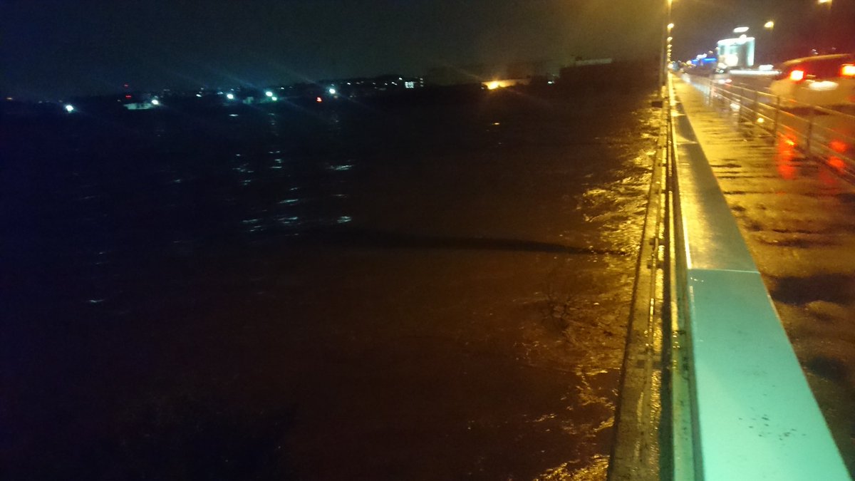 ファンタピ 炎上覚悟のツイート 新相模大橋からの写真です 22 45頃撮影しました ここまで増えたのは初めて見るなぁー ダムの放流がどこまで影響するかで氾濫するか変わると思う とりあえず今は大丈夫です 相模川