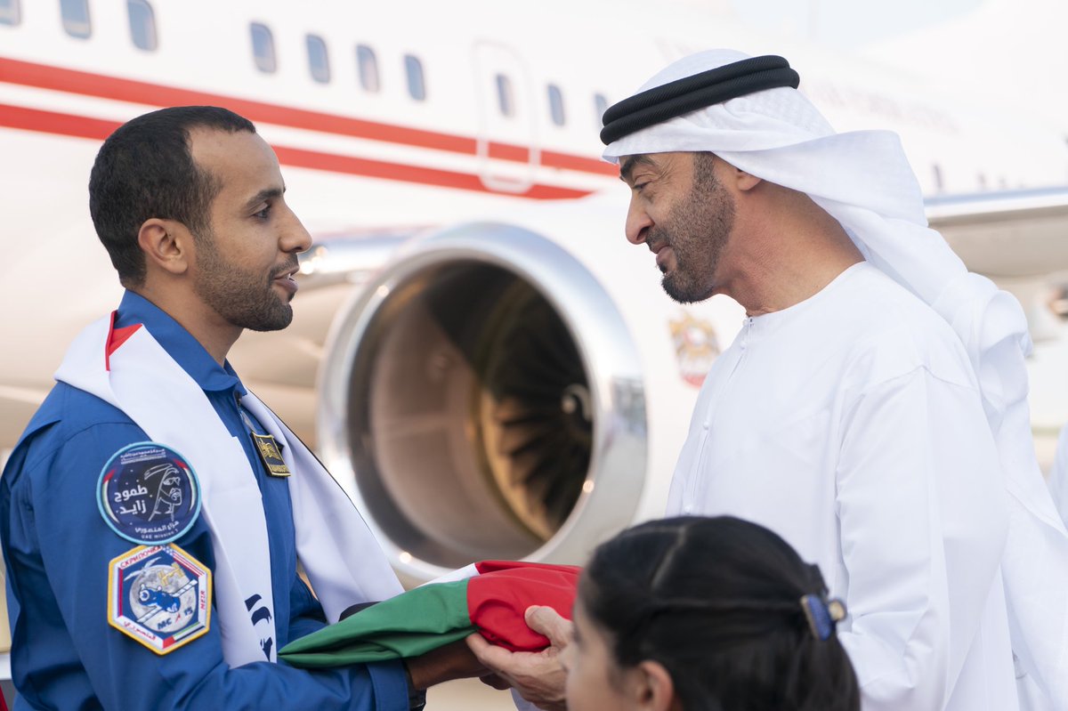 UAEawareness's tweet photo. عاد #هزاع_المنصوري إلى أرض الريادة والمستقبل.
يستقبله القدوة المُلهم محمد بن زايد 
قائد التمكين لشباب #الإمارات .
حقٌ لنا أن نفتخر ونزهو،
 وحقٌ علينا أن نستعد للقادم من الطموحات والإنجازات.
 المهمة متواصلة من التأسيس إلى الريادة،  
بدعم وثقة قيادتنا نمضي نحو الدولة النموذج https://t.co/Stfyz4mMbb