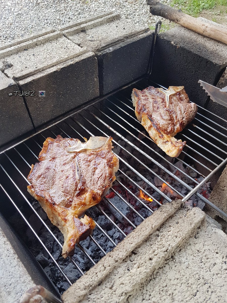 JurijTiengo's tweet photo. Una volta ogni tanto bisogna togliersi qualche sfizioso!😁
#fiorentina 🥩 #meat #vino #chianti 🍷#buoncibo #ginginha #lisboa 
Senza togliere lo straordinario aiuto del mio Sous-Chef!🐶
#dog #friends #amicipelosetti 
#fire 🔥 #bbq #buonappetito #TJ182 📷 https://t.co/EpsypjXeAI