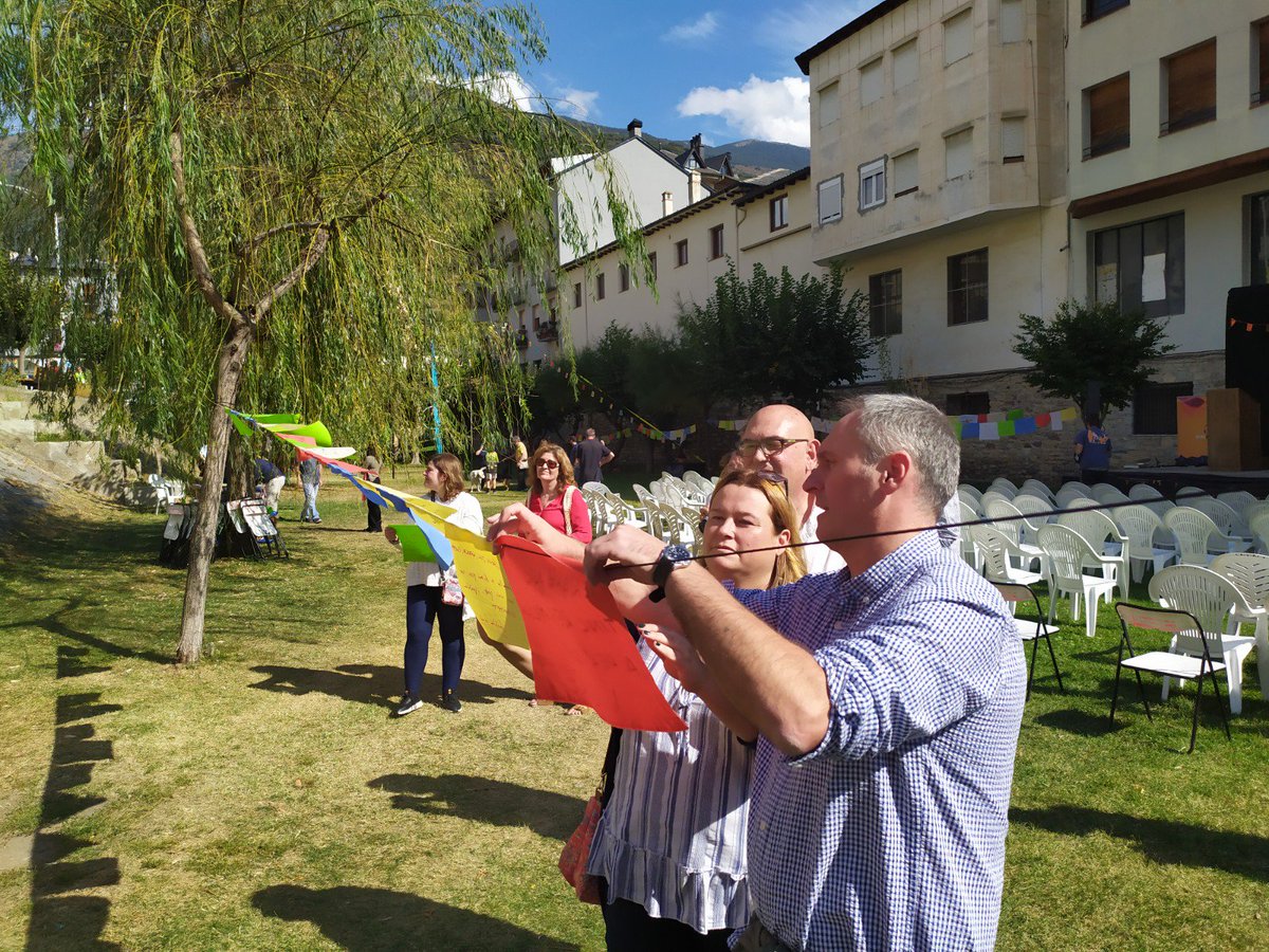 SalutMentalCat's tweet photo. L'acció visual "Retalls de vida" preparada per les entitats @AsociacionDSAS #APSAS i #SalutMentalPallars ha volgut reflectir els diferents motius que ens arrelen a la vida, com a eina de prevenció de la mort per #suïcidi al #DiaMundialSalutMental. #ParlariEscoltarSalvaVides. https://t.co/Op2wR0aUQt