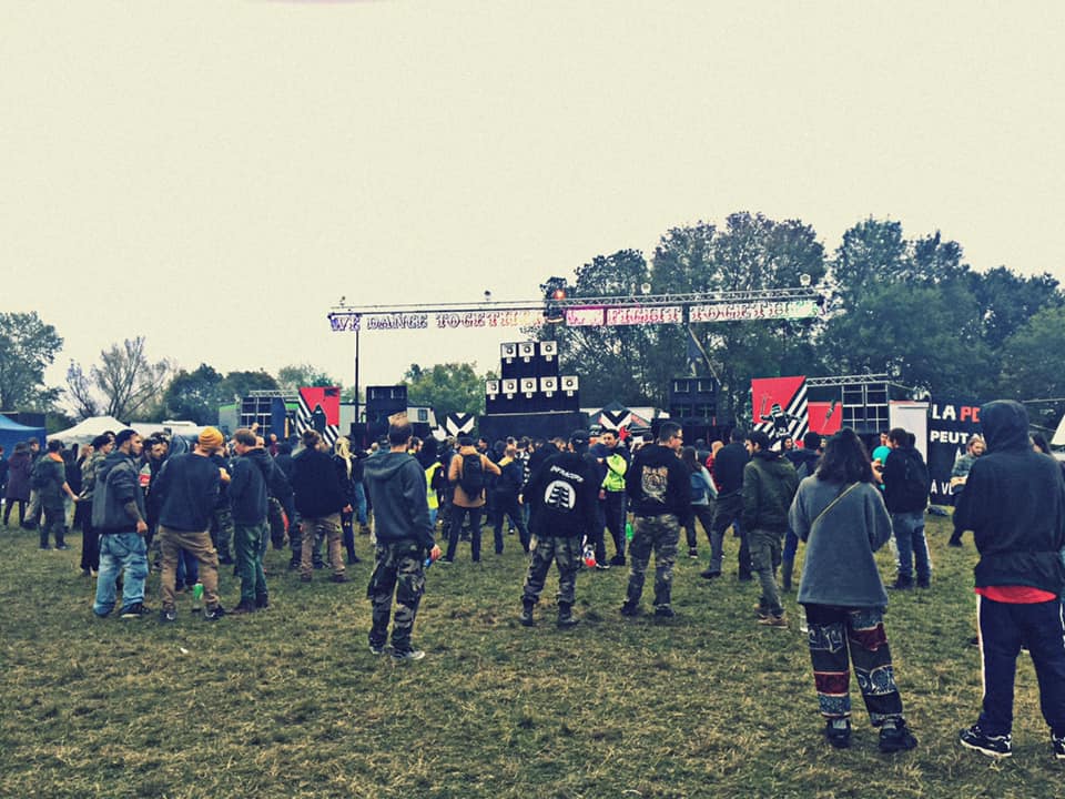 BassExpression's tweet photo. Le #Teknival revendique :

"We Dance Together, We Fight Together"

"Méritons nous des balles contre des basses ?"

"uniSONs-nous et RAVE'oltons nous contre la répression"

"Partout, comme en Teuf, Défendons-nous contre les Keufs"

Nos teufeurs ont du Talent https://t.co/FAxNP9PFH6