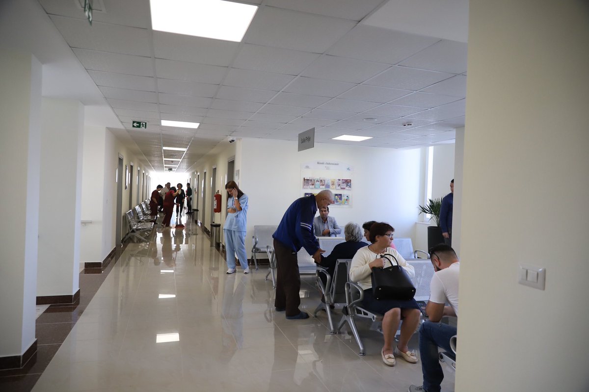 GManastirliu's tweet photo. Hapet poliklinika e re e #Lushnjes⭐️ & dy qendrat shëndetësore #model, duke siguruar standard të ri shërbimi për më shumë se 180 mijë banorë✔️
🏥 #VIJON puna për përmirësimin e kujdesit parësor nga veriu në jug, me rehabilitimin e 💯 qendrave shëndetësore në 2019.
#Programi300QSh https://t.co/6BSGy1aXri