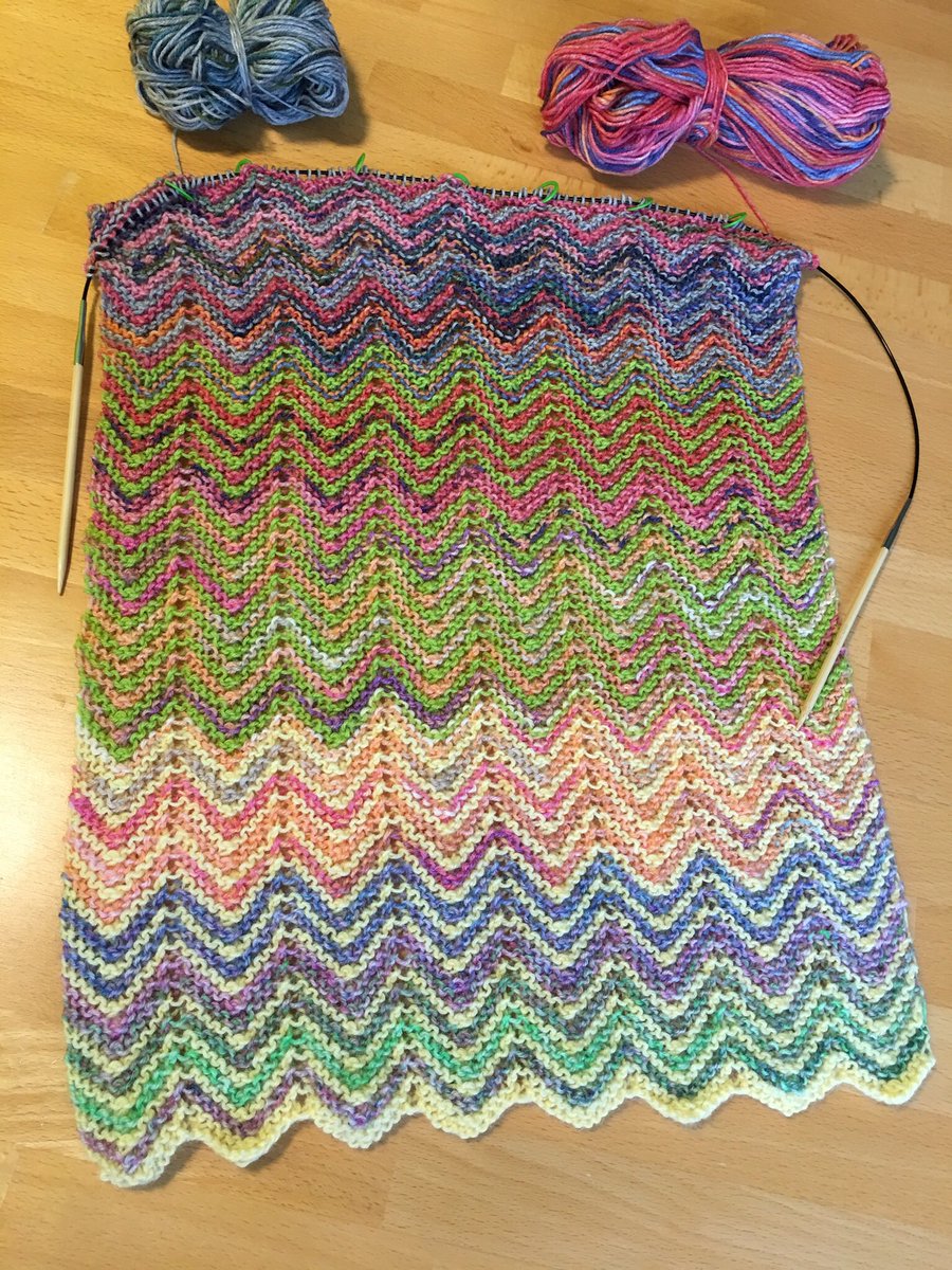 dinokaefer66's tweet photo. Bin gerade dabei Sockenwoll-Reste zu verarbeiten: Der Zickzackschal von Christy Kamm. #stricken #stricksüchtig #ZickZackschal #zerowaste https://t.co/aKXmPoEbGc