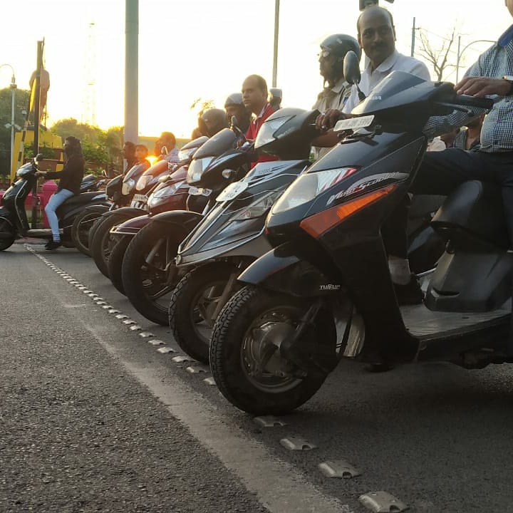 indore_police's tweet photo. Students of PMB Gujarati College on Aadarsh Marg for Volunteer Drive managing traffic. 
 #BetterTrafficBetterIndore #indoreeknumber #indoretrafficpolice #indorepolice #indoretraffic #indore #indorebanegano1 #Vision2022 #ADGPIndoreZone #FollowTrafficRules #wearseatbelt #WearHelmet https://t.co/zXiebYSUQT