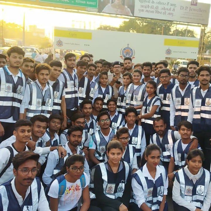 Students of PMB Gujarati College on Aadarsh Marg for Volunteer Drive managing traffic. 
 #BetterTrafficBetterIndore #indoreeknumber #indoretrafficpolice #indorepolice #indoretraffic #indore #indorebanegano1 #Vision2022 #ADGPIndoreZone #FollowTrafficRules #wearseatbelt #WearHelmet