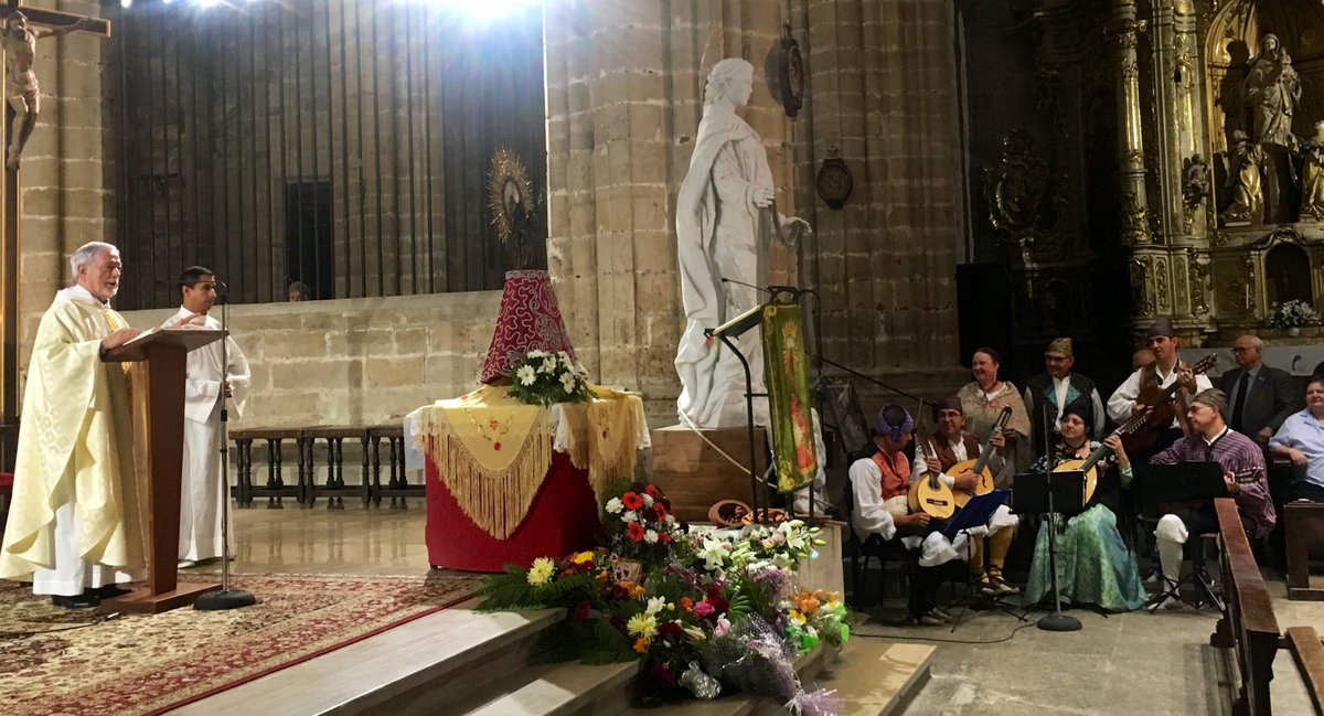 ERoigM's tweet image. Amb la Catedral de #Tortosa plena de gom a gom avui a la celebració popular del Dia de #ElPilar organitzada pel Centre Aragonés de Tortosa. 

🕍 Un plaer acompanyar cada any als amics i amigues #maños en la celebració de la festa de la Mare de Déu del #Pilar #tradició #devoció
