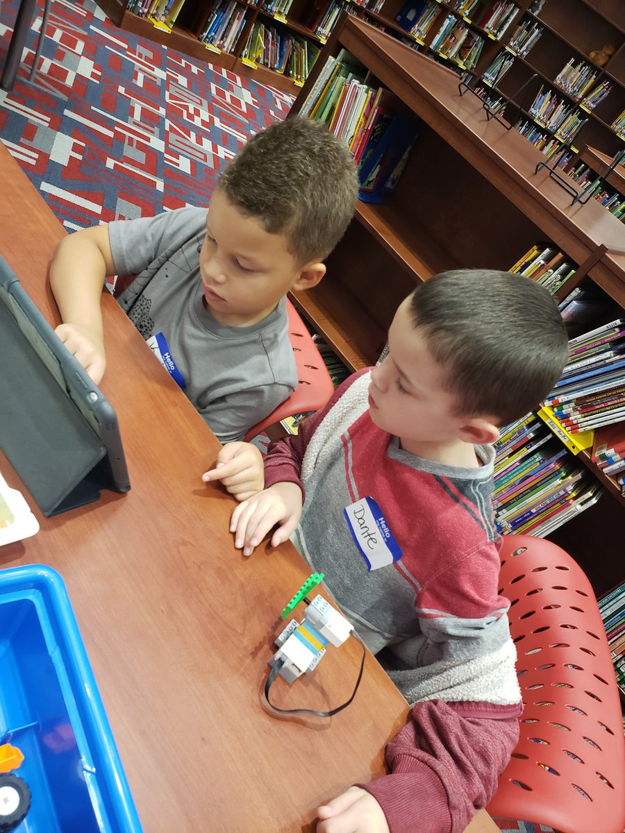 tchavis1108's tweet photo. First day of robotics club! Our 2nd and 3th grade members built and coded WeDo lego cooling fans.  @dcrawfordbge @BGE_Eagles https://t.co/PgifCvcwCX