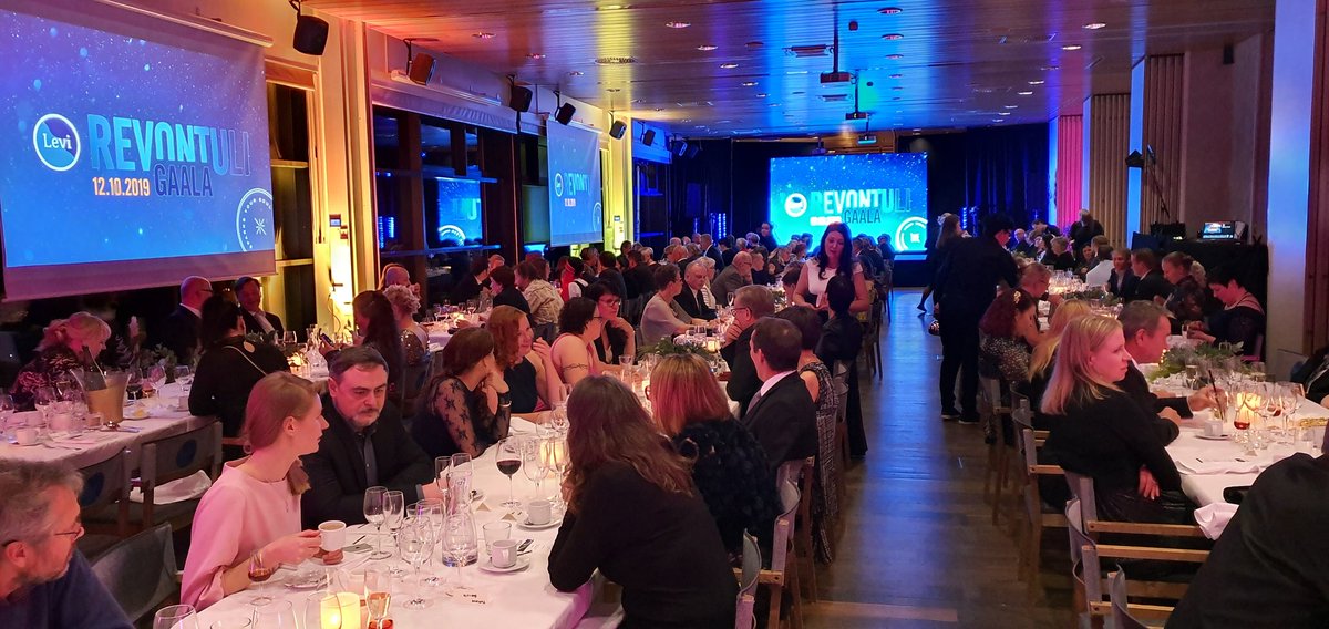 YTAndersonCEO's tweet photo. Tupa täynnä iloisia juhlijoita! #VisitLevi #Revontuligaala2019 #Levilapland #LevinMatkailu https://t.co/WyJwQdadFE