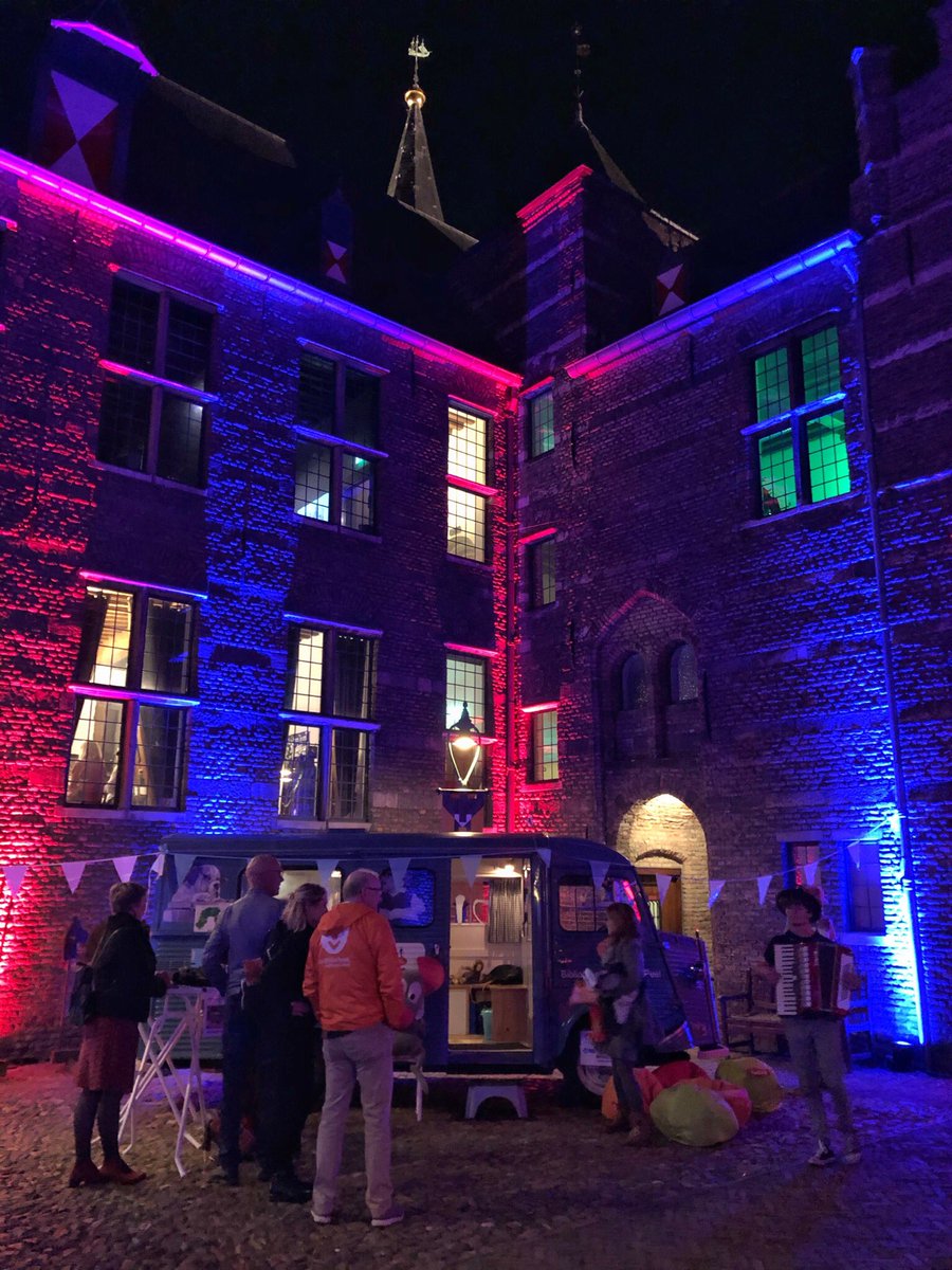 SanneRespen's tweet photo. Gaaf! De ‘Nacht van Cultuur’ in @gemeenteHelmond. Muziek, dans, theater, workshops (o.a. met kinderboekenschrijvers #GideonSamson @LeopoldBoeken, @MPraagman) en de @Voorleesbus! Een mooi initiatief van @Kunstkwartier, @MuseumHelmond, @DeCacaofabriek, @Speelhuis, @BibliotheekHP. https://t.co/4yttt7arVp
