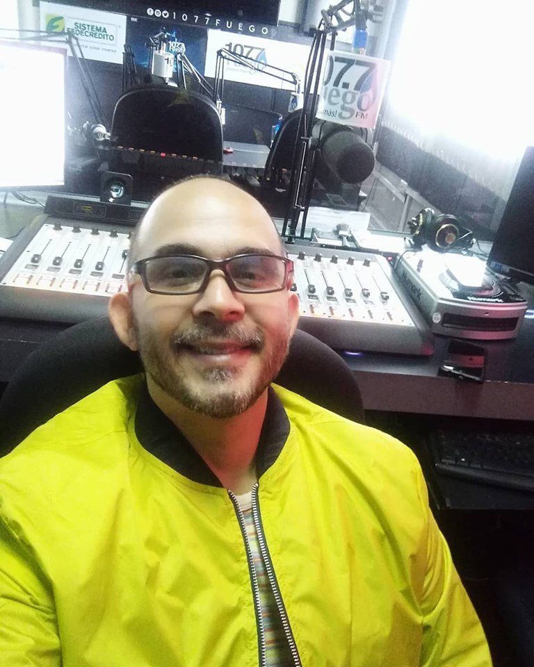 elpiropelonverd's tweet photo. #Listo a las 10 vamos con #Sololasnumero1 🤘😊 en @1077fuego 👍#VidadeRadio https://t.co/vr76xs73pm