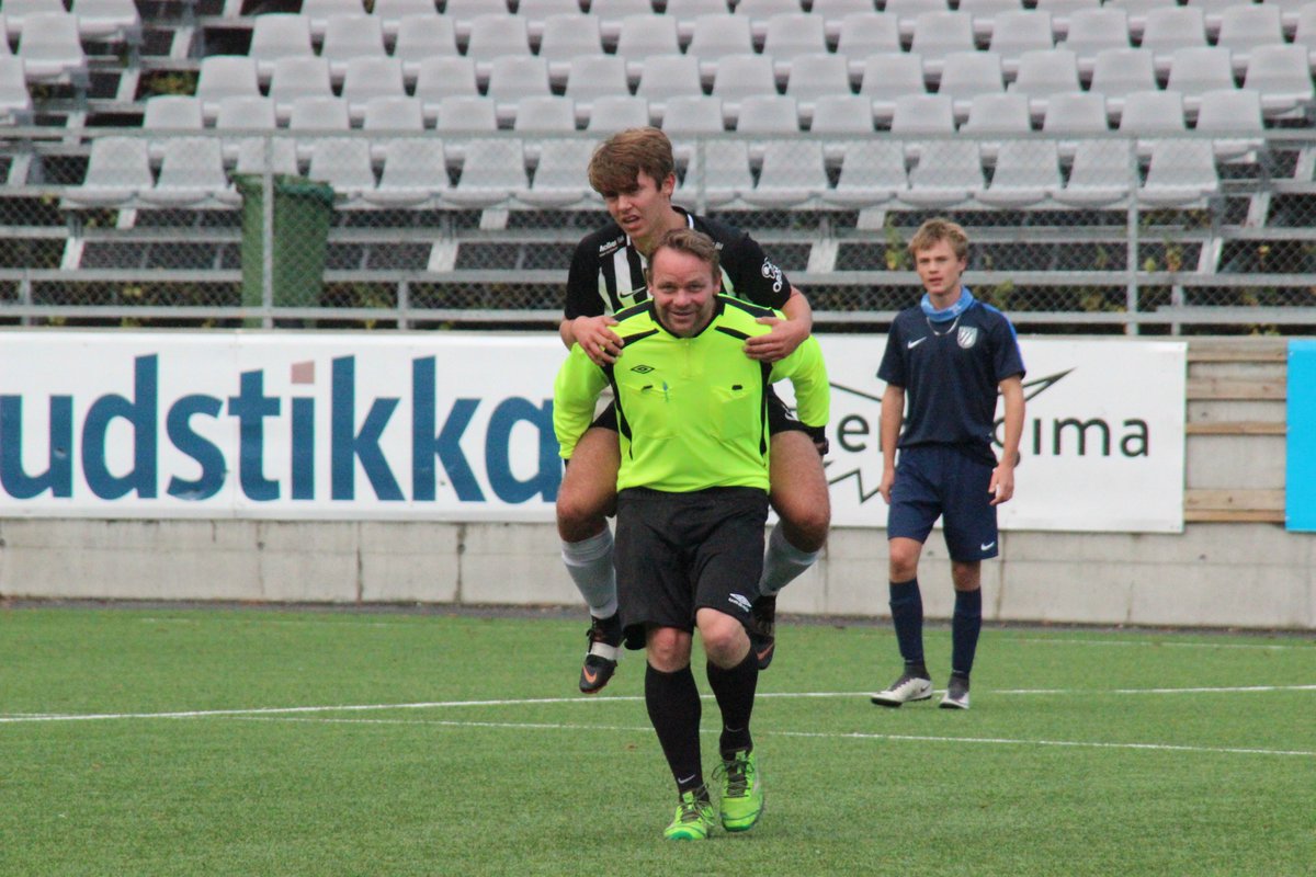 torery's tweet photo. G16, 1.div: Asker-Frigg 3-1
Mål, Asker: Filip, Nasrat og selvmål. 
Dommer Odd-Erik Simonsen "Dagens Asker-gutt" da han tok en skadet Erling på ryggen av banen i første omgang. 

Next: Lokaloppgjør mot Holmen tirsdag 15.oktober kl 19.45 på Føyka. 
@AskerFotball https://t.co/9xgqQqzSDG