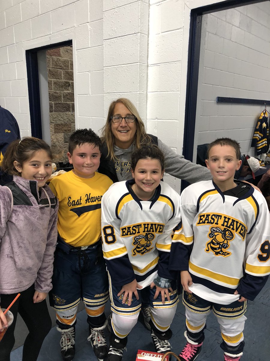 On the road again watching my students from <a href="/FerraraTechTime/">@FerraraTechTimes</a> playing some hockey this morning and <a href="/ashmadonna1/">Ashley Madonna</a> daughter Libby hanging with her BFF Sammy <a href="/LanceHorton58/">Lance Horton</a> The big W today!🏒🥅