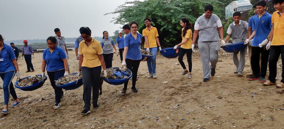 swatidTOI's tweet photo. While @narendramodi #plogged at #Mamallapuram beach, students and hundreds of other volunteers did so at beaches of #Mumbai on Saturday. At #Versova Norwayโs minister of foreign affairs @jensfh joined @AfrozShah1 at the cleanup @timesofindia https://t.co/84AwhZC7C8