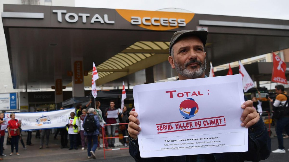 lavoixdunord's tweet photo. Amazon, Total, BNP Paribas : des militants d’@attac_fr dénoncent « l’impunité » des multinationales #Paris #Marseille #Lille  https://t.co/TsANH5vU7D https://t.co/duZZEvCEgF