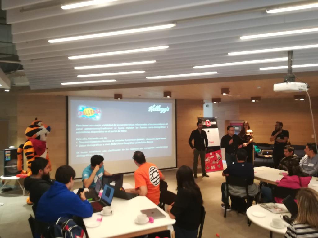 RevistaSG's tweet image. .@KelloggsLATAM hablando de su reto en #datajam 😱😱😱