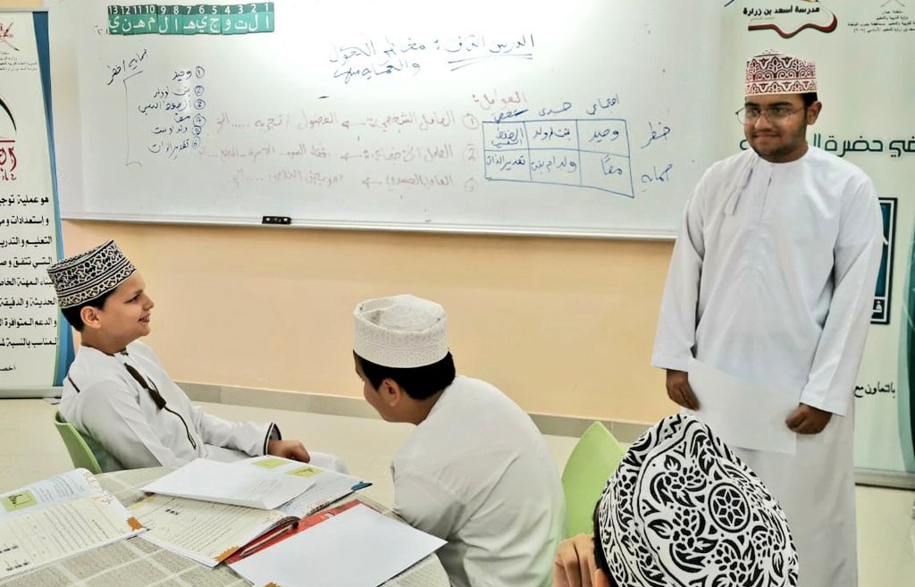 قدم الاخصائي الاجتماعي بالمدرسة: أحمد الضوياني الدرس الثالث لبرنامج (فواصل):مخاطر الكحول والحماية منها، 
حيث يهدف الدرس إلى تحقيق الآتي:
-التعرف علئ وجود عوامل مختلفه تؤثر في سلوك الأفراد وتناولهم المخدرات.
-تجربه العمل في مجموعات
-مناقشة الفكار امام مجموعة من الأقران.
10-10-2019