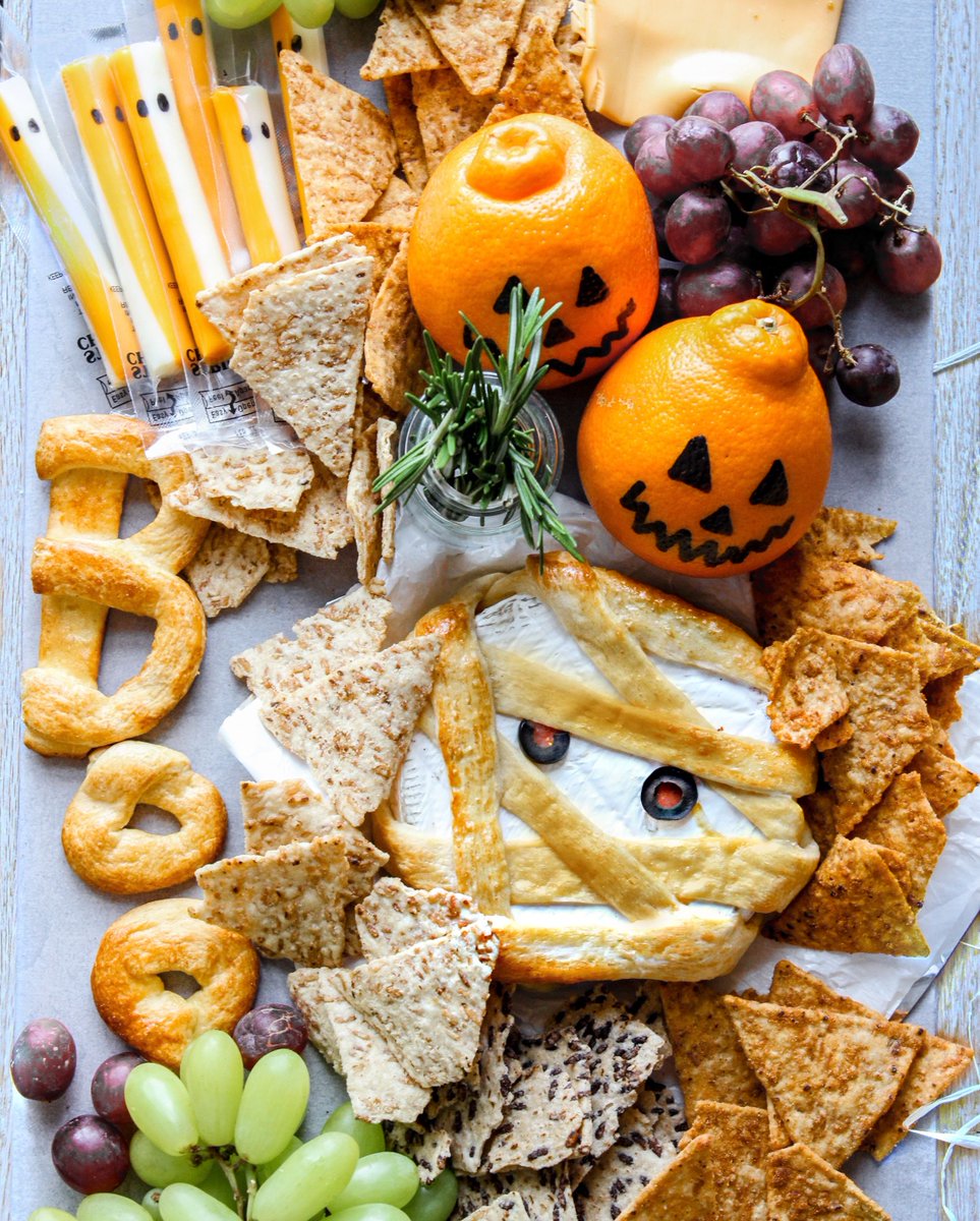 riceworkscrisps's tweet photo. Your roadmap to the perfect #Halloween cheese-board is here π»
Start with a cheesy-centerpiece like baked brie (recipe to come).
Add grapes, Jack-O-Lantern clementines & string-cheese ghosts.
Finish it off by filling any blank space with your favorite #Riceworks crisps https://t.co/8Y9KQ0Pq7Z