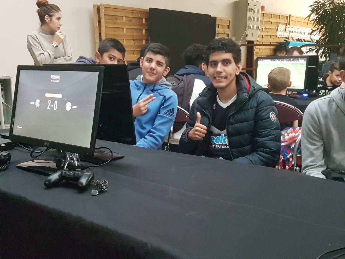 @Stikmou19 en pleine partie avec les festivaliers de l' EBRO-GAMES#1 !

Le Champion de France <a href="/ffjv_officiel/">FFJV : Fédération Française de Jeu Vidéo</a> dispense ses techniques et précieux conseils pour arriver jusqu'au top !

Merci à lui et bravo aux équipes d' @EvreuxNormandie pour cette magnifique première !

⚽️😎🏆