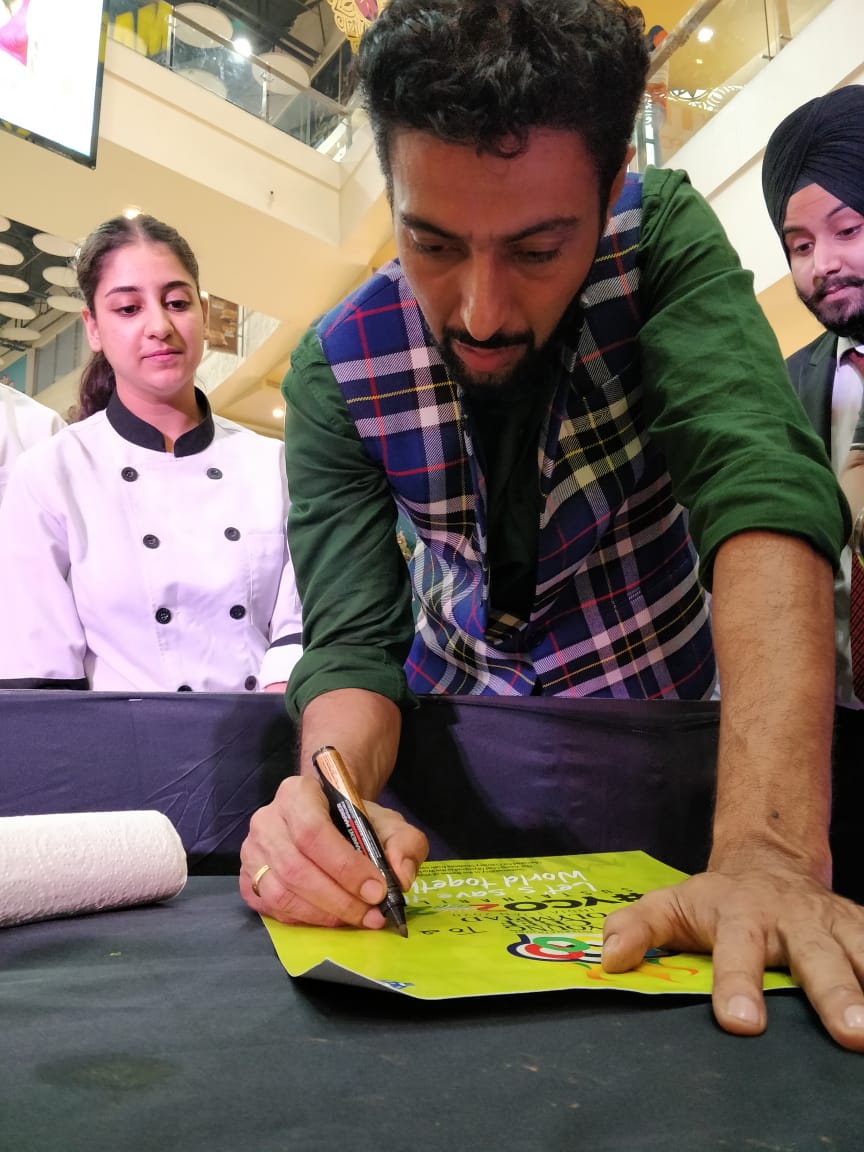 kaush_iki's tweet photo. An amazing eve wid him.....seniors attnding d mastrclss wid d celebrity chef @ranveerbrar 🔥.....#celebritychef #hospitality @IIHMHOTELSCHOOL @AADirIIHMDELHI @subornobose @ranveerbrar https://t.co/6mH9MVGO1C