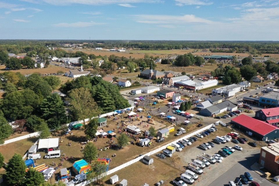 HighlanderFoto's tweet photo. Beautiful day for #warsawfest today!  Parade is staging and about to start ! #nnk #warsawva #nnkphotographer #highlanderstudios #smalltown #virginiasriverrealm #warsawmainstreet #parade #dji #faalicensed #mainstreet https://t.co/bs0n5vpLuv