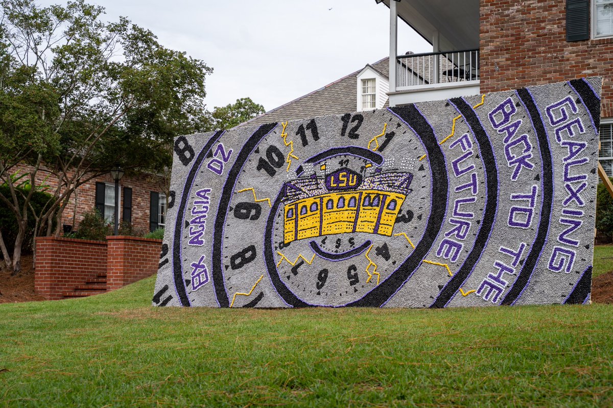 LSU_ThetaChi's tweet photo. Happy homecoming with Delta Zeta and Acacia! Swing by the row to check out our masterpiece #GeauxTigers 🐯🏈 https://t.co/hNSjSnvmCl
