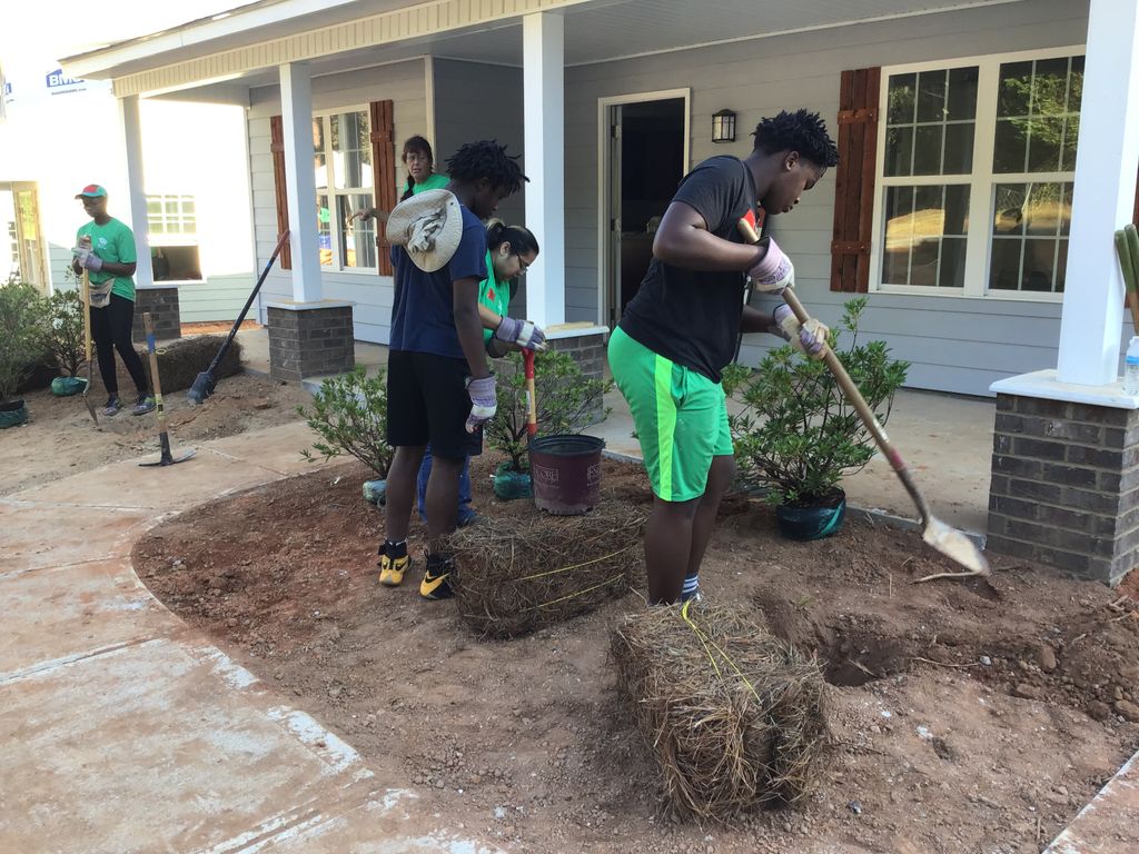HabitatGwinnett's tweet photo. Perfect morning for landscaping. Thank you to all the community volunteers that came out to landscape Abigails yard. It’s coming along great! 🏡
#GwinnettBuild142
#GwinnettHabitat #Volunteer #Community #KindnessIsASimpleThing #Landscape https://t.co/DpOlH0Mxmg