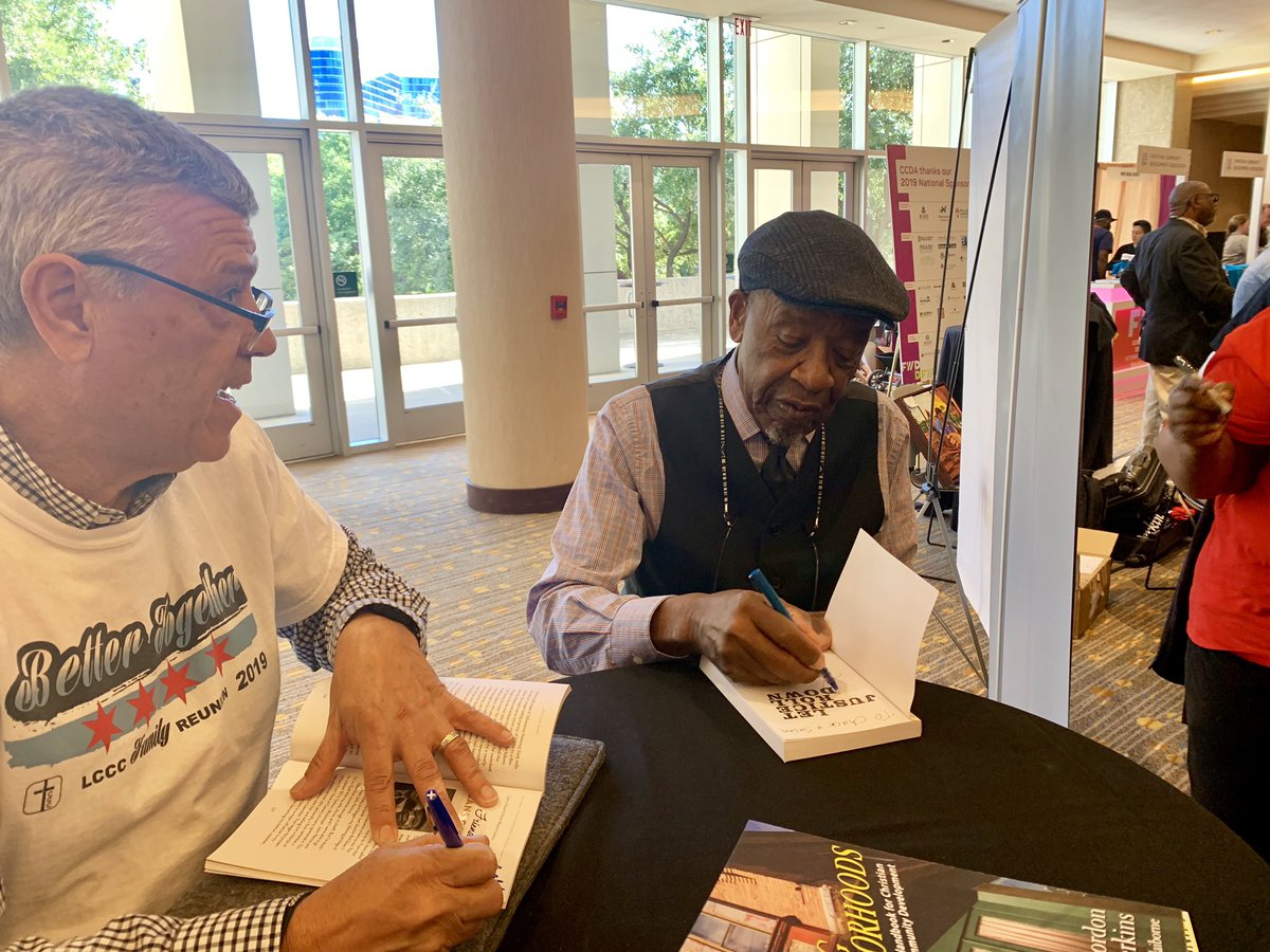 ivpress's tweet photo. These two incredible @iamccda leaders had a long line for book signings this morning at #CCDAdallas! @JohnMPerkins  @Gocoach23 

#Fwdccda https://t.co/zXHPdy65CQ