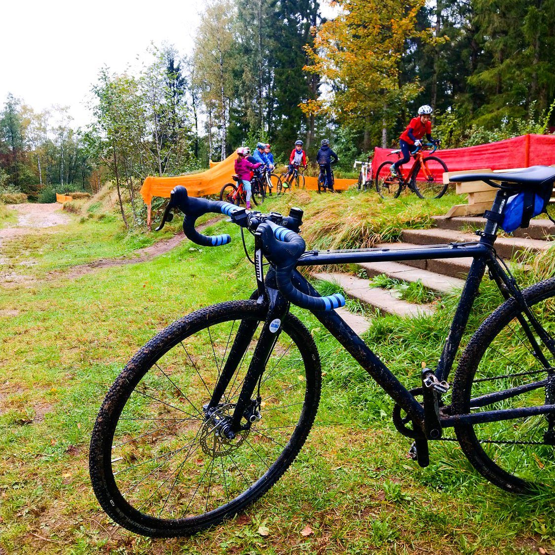 hamburgfiets's tweet photo. It's KIDSKROSS when everybody is covered in mud at the end of the training 😀
🌳🍁🍂🍃🌲🌿
#Tyr #querfeldein
#cross #cycloross #Cyclocrossland #CyclocrossHamburg https://t.co/l0zDBxT4XT