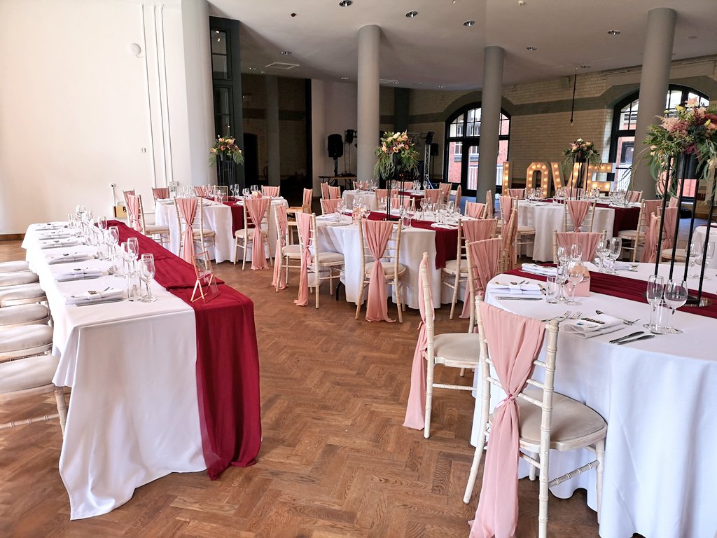 cakesbyzoelinco's tweet photo. Congratulations to this lovely couple

All set up and delivered to the lovely venue of #thepumpinghouse

Semi naked style wedding cake with burgundy, copper and blush pink tones

Completely in love with this cake 😍♥️ https://t.co/BApesjDiXM