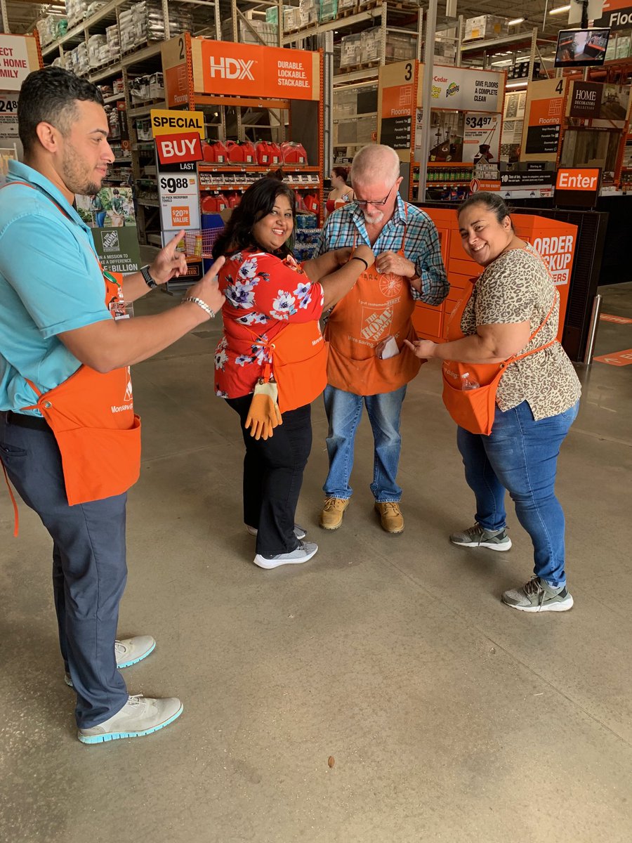 Sandra awarding Mark for taking care of customers 😊thank You Mark. ⁦<a href="/Erika_HD16/">Erika Silvestrini</a>⁩ ⁦@LisaMal77559069⁩ ⁦<a href="/sgreer73/">Sandra Greer</a>⁩