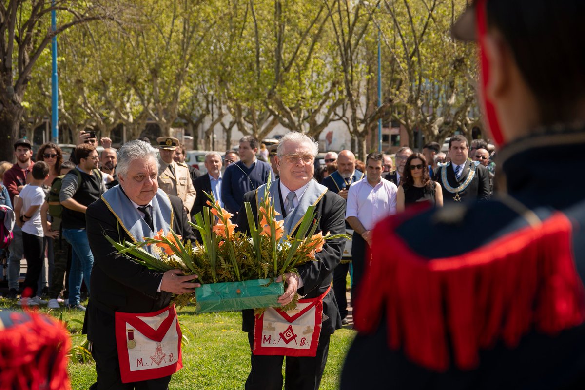 facumlopez's tweet photo. ¡Feliz cumple Neco! ❤️
Así empezamos a vivir el #138Aniversario de la ciudad, junto a autoridades de la Logia Sol Argentino, la UPC y Prefectura, colocamos ofrendas florales en los monumentos de Ángel Ignacio Murga, Victorio de la Canal y en el de Mariano #Necochea https://t.co/lzE1S3709V