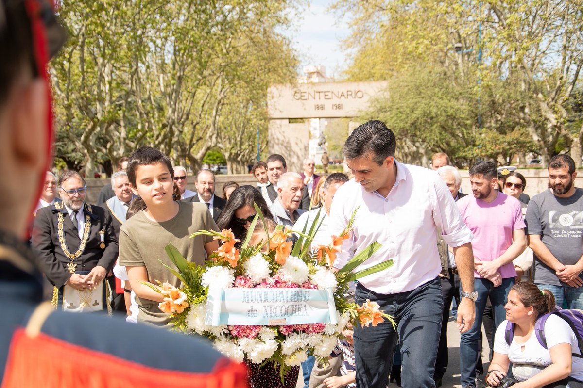 facumlopez's tweet photo. ¡Feliz cumple Neco! ❤️
Así empezamos a vivir el #138Aniversario de la ciudad, junto a autoridades de la Logia Sol Argentino, la UPC y Prefectura, colocamos ofrendas florales en los monumentos de Ángel Ignacio Murga, Victorio de la Canal y en el de Mariano #Necochea https://t.co/lzE1S3709V