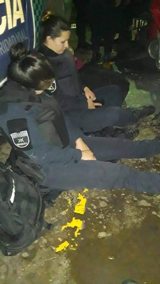 Así pasaron la noche las mujeres policías que nos van a custodiar del posible vandalismo feminazi. 
A ellas hay que dar Reconocimiento!👇