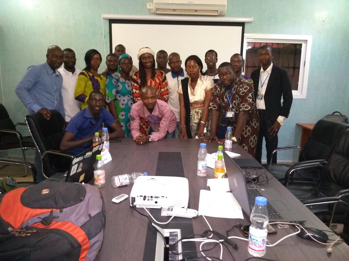 Honorable_Nath's tweet photo. Photos de groupe avec les participants au terme de l'atelier de présentation des projets de #Cartographie #OSM #CarteInnov et de formation sur #OSMTracker & @osmandapp.
#LesLibresGeographes #LIN #OIF #Map4Ml @OSM_Mali @DaTa_TICS https://t.co/ztlnh7hQzP