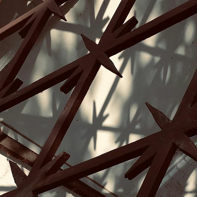 Sibilcita's tweet image. Shadowspikes II.
•
•
•
•
•
#bauhausinspired #entrancegate (1927; under #monumentprotection)
#ferforgé #wroughtiron #schmiedeeisen #metallicstructure #shadowlicious #ic_shadows #instashadows #loveofshadows #tv_shadows #rustlord_shadows #shadowshap… ift.tt/2OJooqG