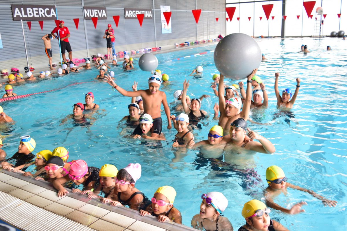 MHDeSocial's tweet photo. Hoy el Alcalde @vromog inauguró el Programa #PatitosMH que brinda actividades físicas y acuáticas a niñas y niños. En la #MHelCorazónDeLaCapital el deporte brinda herramientas para la sana convivencia. https://t.co/NznRs6nt0m