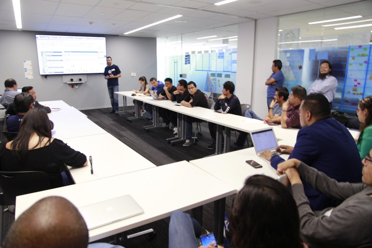 Reskiebak's tweet photo. Hoy para el Dojo es día de hack en el #DataJam de @RevistaSG en el @Citibanamex CXHub... ¡Gracias a @kelloggsmx, @IBM e @ITAMuniversity por apoyar ... y al #AgileDojo, #Datavengers y #DigitalEngineering de Citi  #MakingPeopleAwesome @CrewAgile  #Data #DataScience https://t.co/MQEmTZoPbl