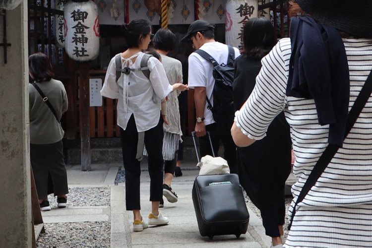 芸能人の噂好き広場 در توییتر 岡田准一 宮崎あおい 子連れで金運アップ神社を参拝 京都 二条城にほど近い閑静な路地を入ると 黄金の鳥居がそびえ立つ 金運アップのパワ スポットとして知られ 平日でも行列ができるほ 19 1 T Co Er6cvrle3y 芸能人の