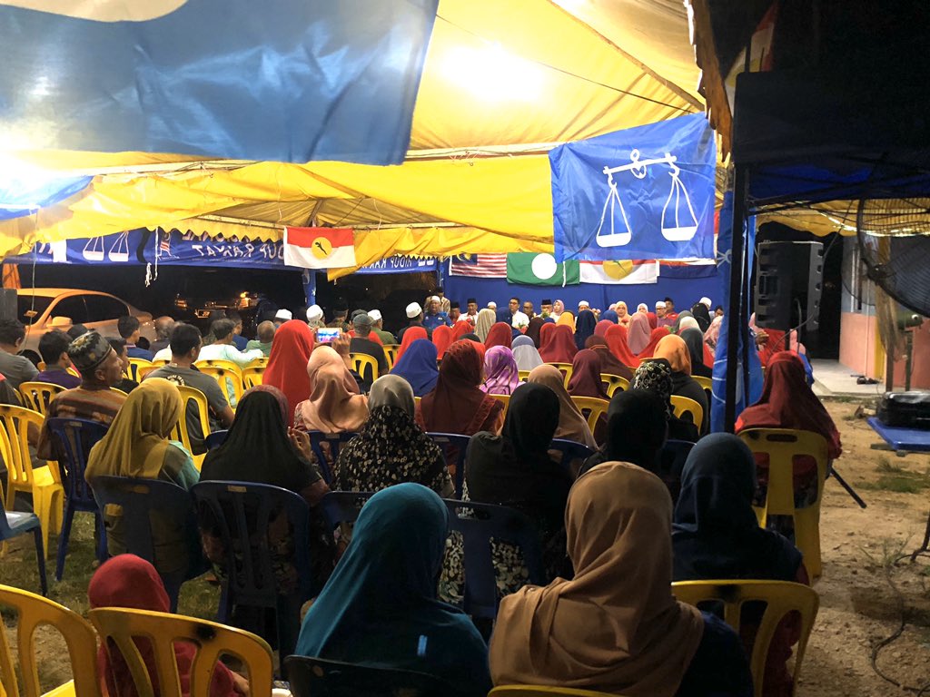 ahmadmaslan's tweet photo. Pertemuan khas jentera PDM Penerok #TgPiai mlm 12/10/19 dihadiri:
DS Dr Adham Baba Ketua Bhg #Tenggara, D Jefridin Atan Ketua Bhg Tg Piai, saya dll jentera
Dari #Pontian pergi #Penerok,
Singgah #Serkat untuk memancing,
Pakatan Harapan memang teruk,
Habis #rakyat kena ‘kencing’. https://t.co/5LxfVdOjCR