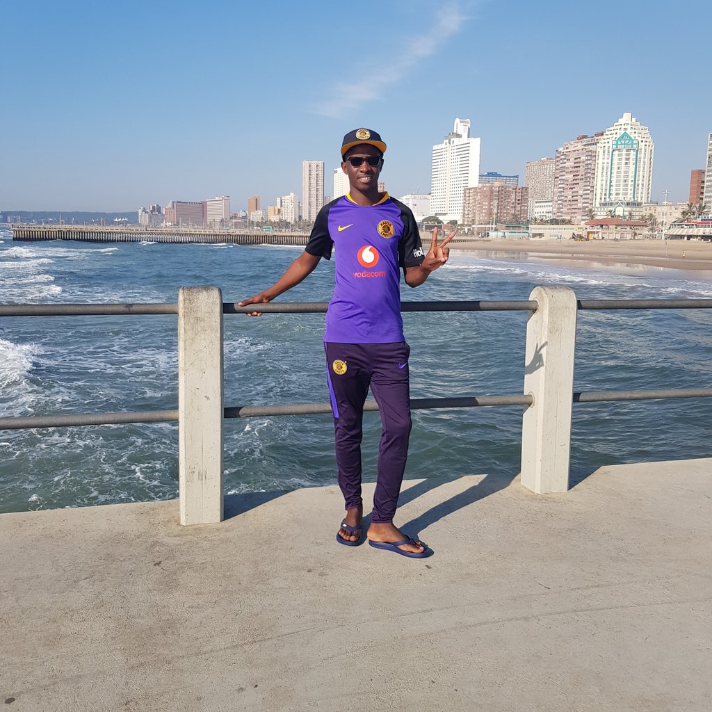 EdmondKhosiMash's tweet photo. @KaizerChiefs Supporters, Hoist The Colors High. Glamour Boys Are Living Up To Our Slogan 'Forever Fearless' And 'Inspiring Greatness' This Season, Comment With Your Picture Of KC Kit.โค&โ๐ฝ
#Khosification
#NewEra https://t.co/p1GovJlyTK