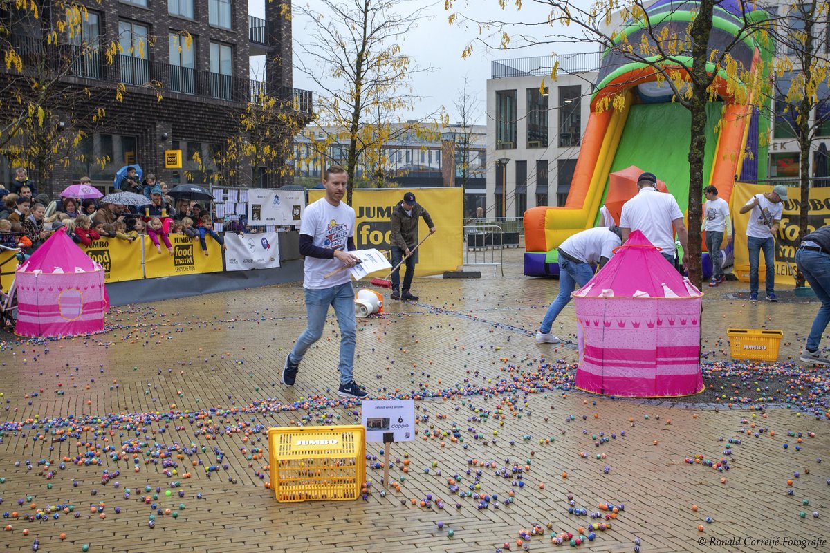 BlikOpUtrecht's tweet photo. 1e Utrechtse Stuiterballenrace op het #Brusselplein in #LeidscheRijn ondanks de regen een groot succes. De opbrengst van €14.850 gaat naar het Prinses Máxima Centrum in #Utrecht https://t.co/a0IMRWST62
