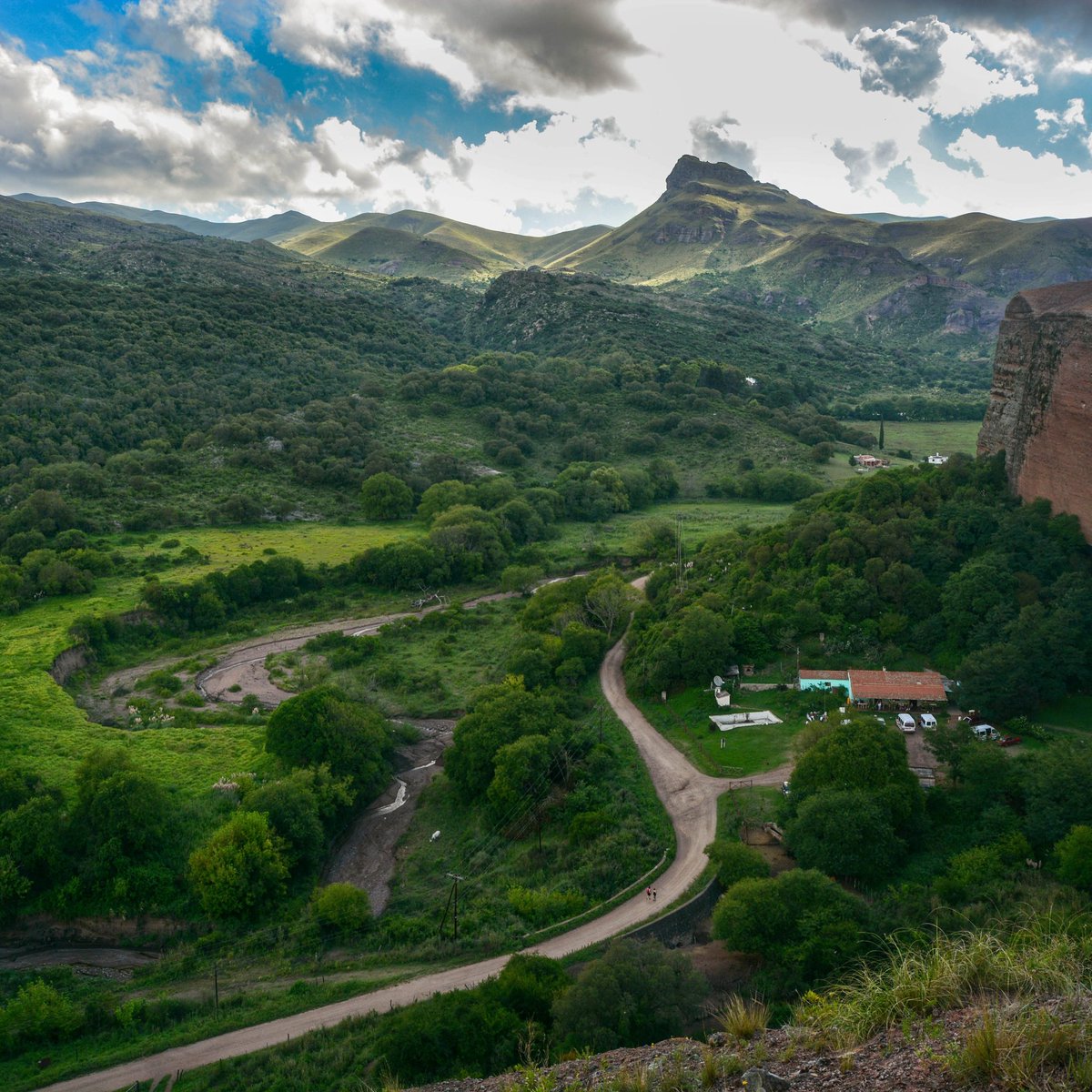 TurCapilla's tweet image. Cerca de #CapillaDelMonte  se encuentra el valle de #ongamira y el cerro #colchiqui  
Tierras que albergaron a la cultura #Ayampitín  y siglos después  al pueblo #Comechingon.
Que este día sea un día de memoria y raíces. 
#CapillaActiva 
#NaturalMenteActiva

Ph:@juanmontiel1975