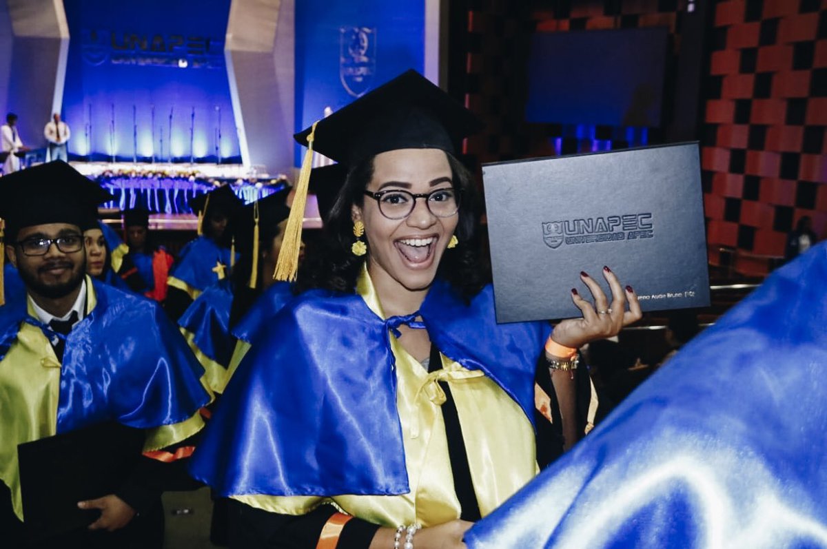 UNAPEC's tweet photo. Con el título correspondiente otorgado y luego de la coral de UNAPEC motivarnos a cantar “Orgullosamente dominicanos” cerramos con broche de oro, nuestra primera tanda de la #GraduaciónOrdinariaUNAPEC2019
#OrgulloUNAPEC https://t.co/gbfUWy1udp