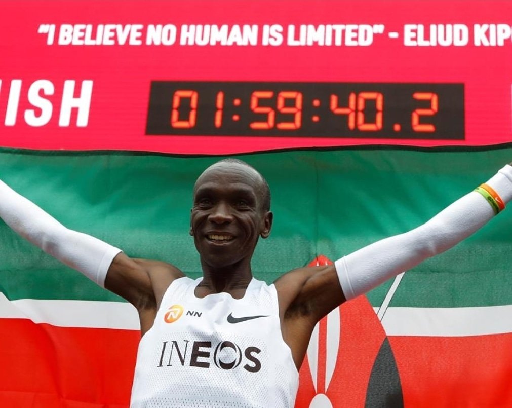 marathonranking's tweet image. Kipchoge hace historia: primer hombre en bajar de las dos horas en maratón

El keniano, de 34 años, logra superar en Viena la última gran barrera del atletismo: 1h59:40