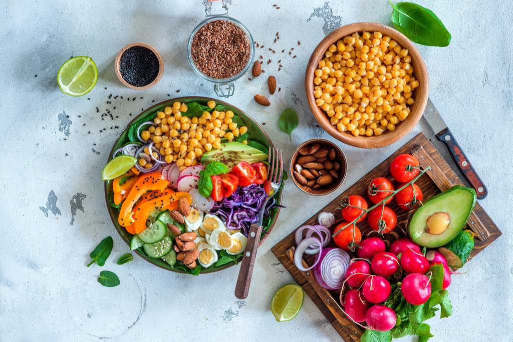 PinkRibbn's tweet photo. Pass the 🥗! Dark, leafy greens from Solata Foods are great sources of nutrition, kale and spinach also contain an abundance of carotenoids-antioxidants, which play roles in blocking the early stages of cancer. https://t.co/lqF5S8JV7g #PowerUpYourPlate https://t.co/GN6XA7pF0Q